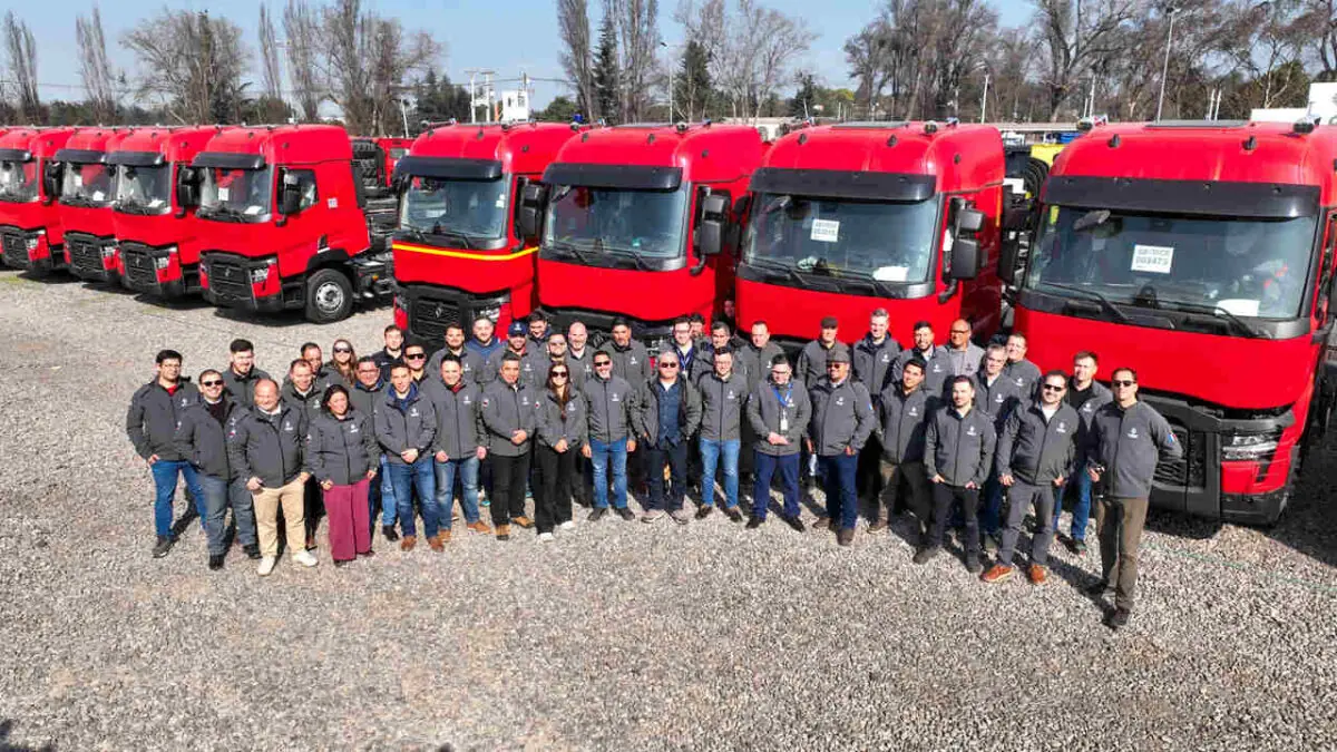 Equipo de Salfa junto a ejecutivos de Renault Trucks frente a la nueva flota de camiones Euro 6 durante la capacitación técnica en Chile.