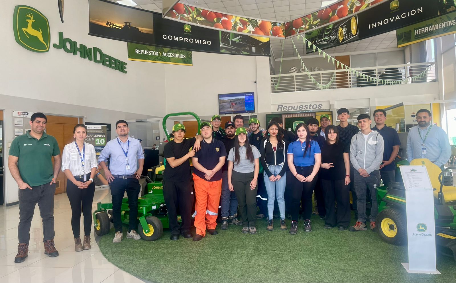 Estudiantes de educación técnico-profesional junto a colaboradores de Salfa durante una actividad formativa en instalaciones John Deere.