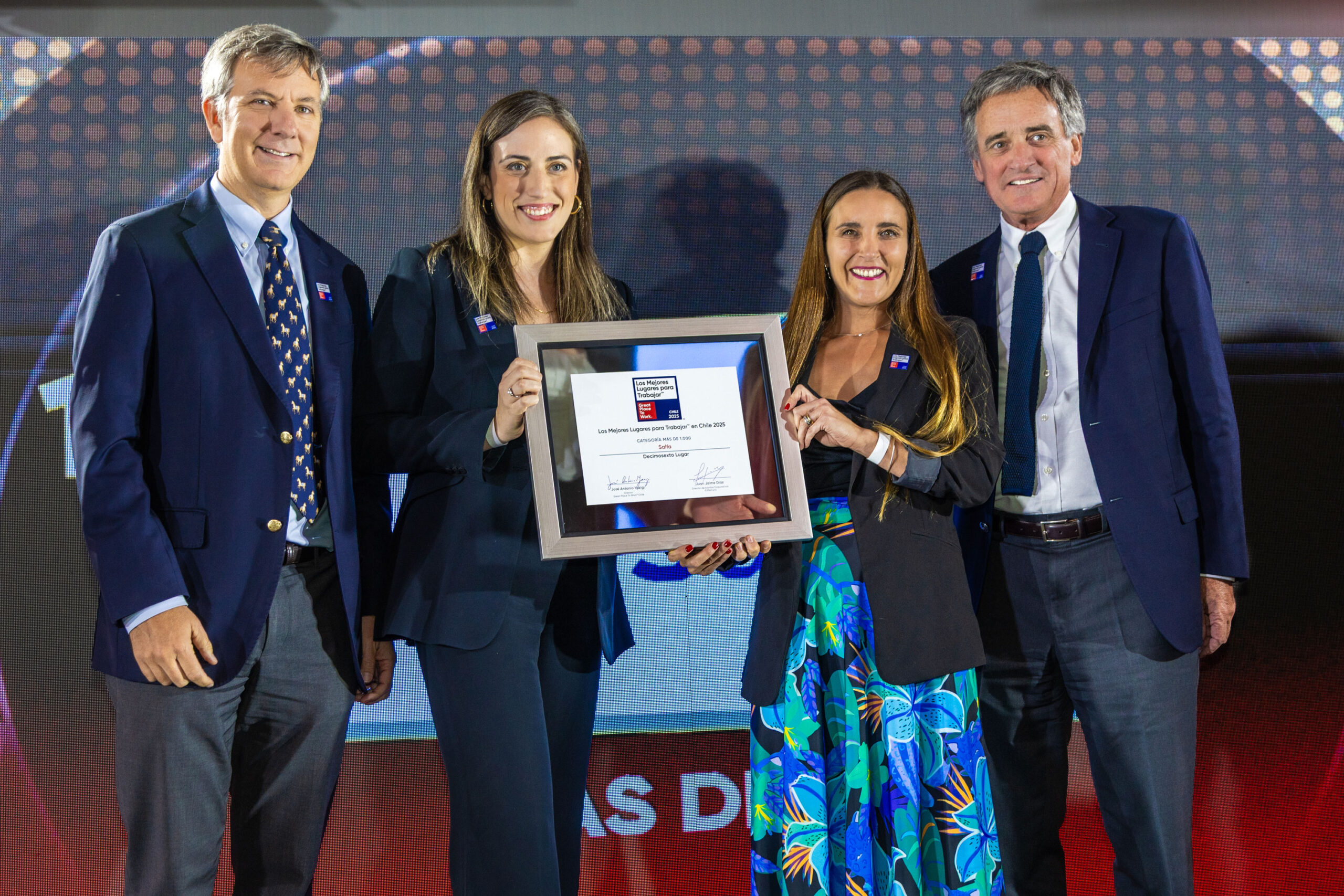 Equipo de Salfa recibiendo reconocimiento Great Place to Work 2026 por su desempeño como una de las mejores empresas para trabajar en Chile.