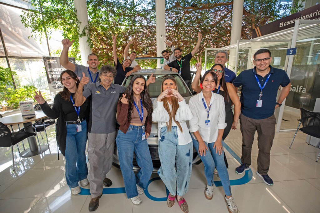 Equipo de colaboradores de Salfa posando en sucursal automotriz tras el reconocimiento Great Place to Work 2026.