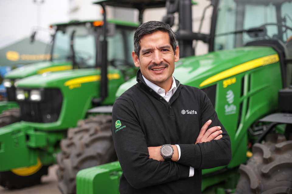 Rodrigo Araya, gerente de Negocio Agrícola de Salfa, junto a equipos agrícolas disponibles en el portafolio de soluciones para el sector agrícola.