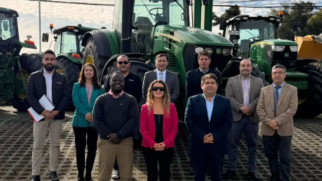 Representantes de Salfa, INACAP Los Ángeles y Colegio Don Orione durante el lanzamiento de un nuevo año del Programa Cauce en instalaciones de Salfa.